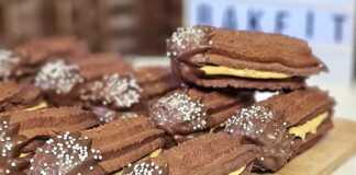 Νηστίσιμα σοκολατένια πτι-φουρ διακοσμημένα με σοκολάτα και τρούφα.