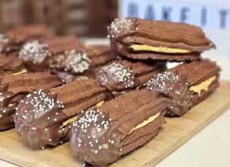 Νηστίσιμα σοκολατένια πτι-φουρ διακοσμημένα με σοκολάτα και τρούφα.