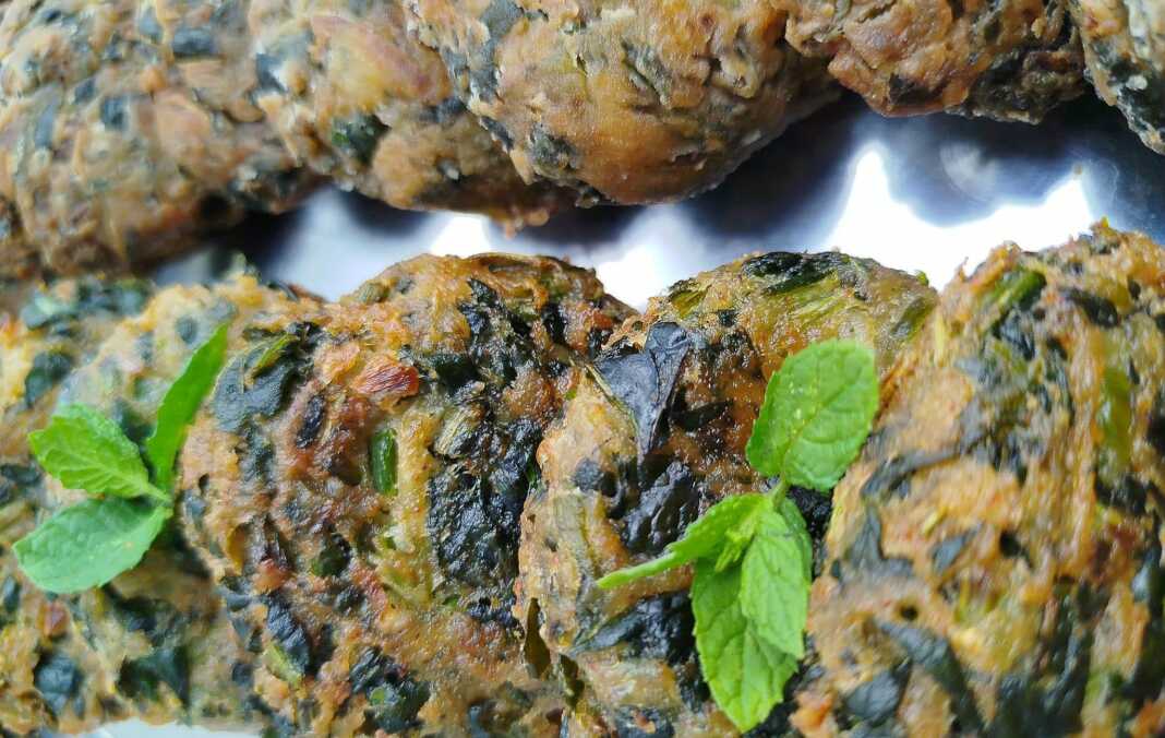 Καλοτηγανισμένοι χρυσαφένιοι σπανακοκεφτέδες νηστίσιμοι με έντονο πράσινο χρώμα στο εσωτερικό και αρώματα φρέσκου άνηθου