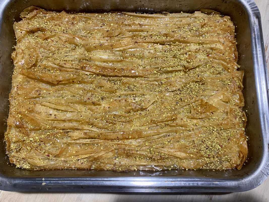 Ενα ταψί σιροπιαστό γλυκό Τατλίση