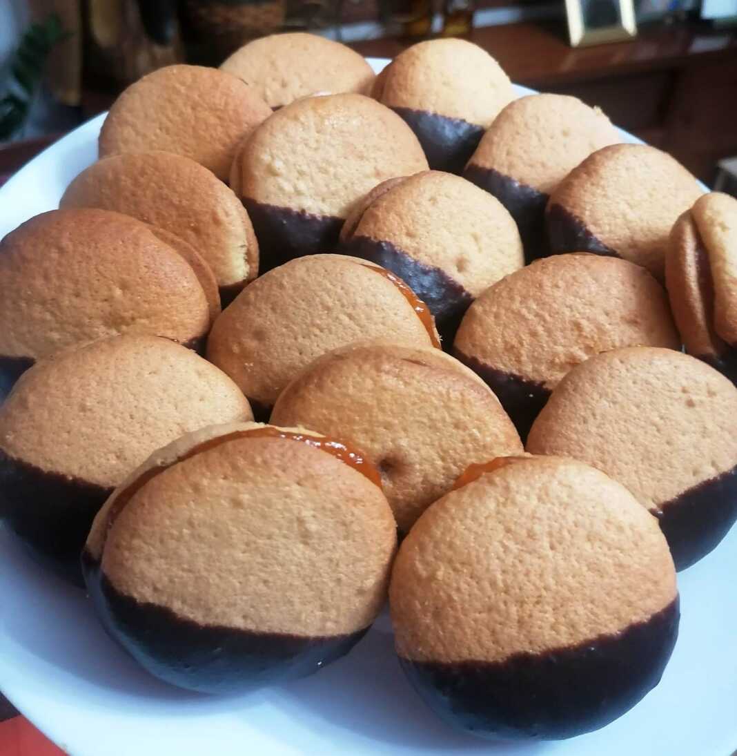 Τα τελικά Μπισκότα Αφρός σε πιατέλα, μερικώς καλυμμένα με σοκολάτα