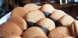 Τα τελικά Μπισκότα Αφρός σε πιατέλα, μερικώς καλυμμένα με σοκολάτα