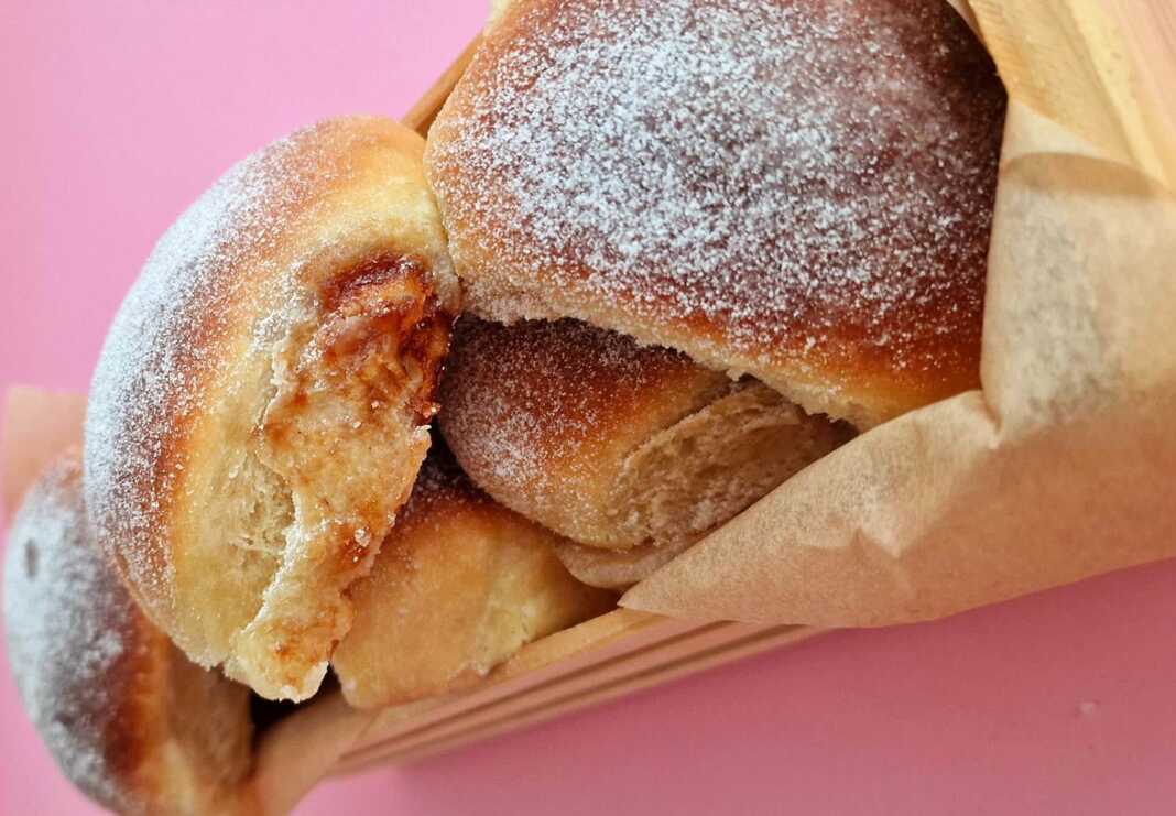 Αφράτα ψωμάκια γάλακτος με μαρμελάδα