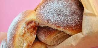 Αφράτα ψωμάκια γάλακτος με μαρμελάδα