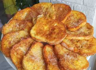 Ζεστές αυγοφέτες πασπαλισμένες με ζάχαρη και κανέλα σε ένα πιάτο.