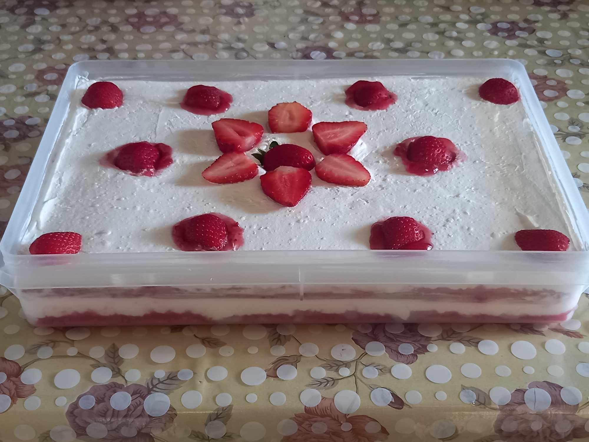 γλυκό ψυγείου με φράουλες