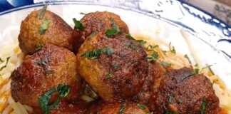 Κεφτεδάκια με σάλτσα ντομάτας και μακαρόνια