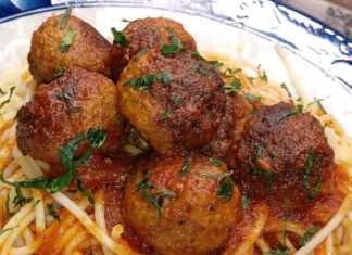 Κεφτεδάκια με σάλτσα ντομάτας και μακαρόνια