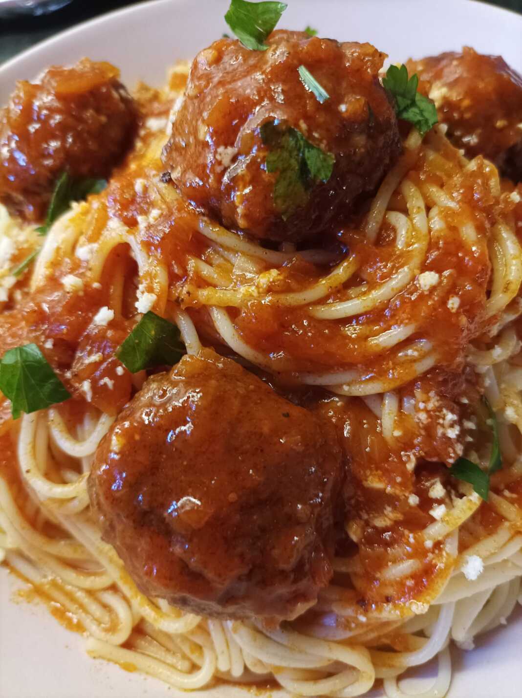 Κεφτεδάκια κοκκινιστά με μακαρόνια