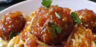 Κεφτεδάκια κοκκινιστά με μακαρονάδα Κεφτεδάκια κοκκινιστά με μακαρόνια