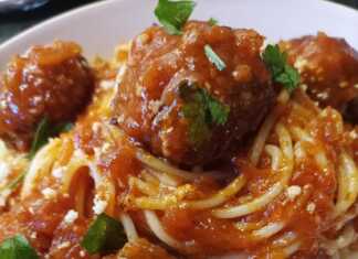 Κεφτεδάκια κοκκινιστά με μακαρόνια