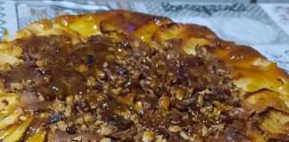 Το τελικό Κέικ Μήλου με Καρύδια με φέτες μήλου στην κορυφή.