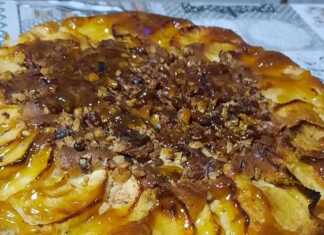 Το τελικό Κέικ Μήλου με Καρύδια με φέτες μήλου στην κορυφή.