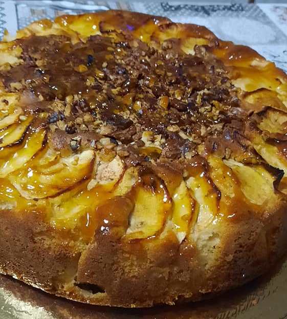 keik milou me karidia Το τελικό Κέικ Μήλου με Καρύδια με φέτες μήλου στην κορυφή.