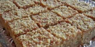 Κέικ Μπακλαβά, κομμένο σε ρόμβους, με σιρόπι και καρύδια.