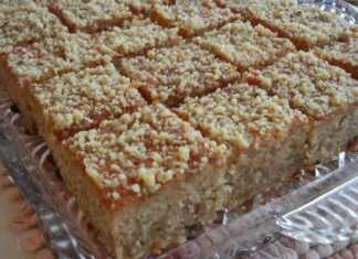 Κέικ Μπακλαβά, κομμένο σε ρόμβους, με σιρόπι και καρύδια.