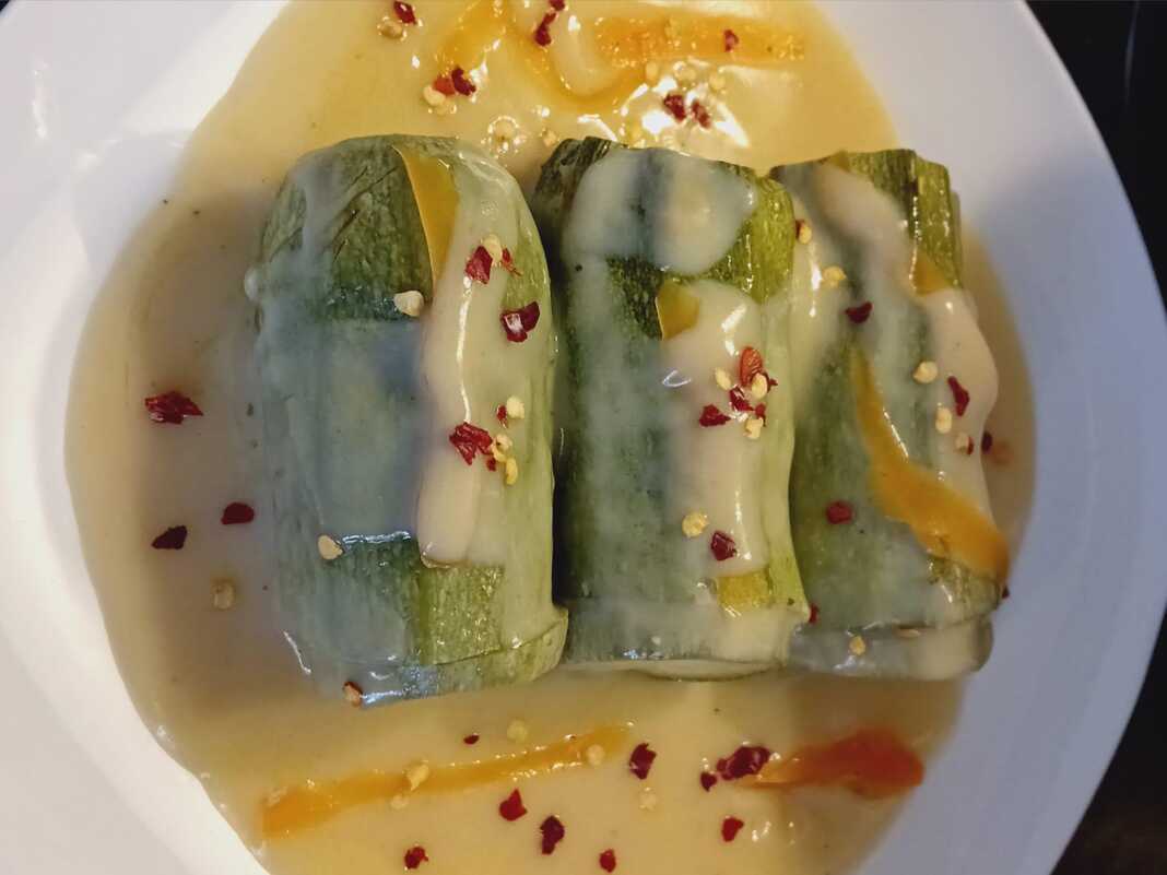 Κολοκυθάκια γεμιστά με σάλτσα