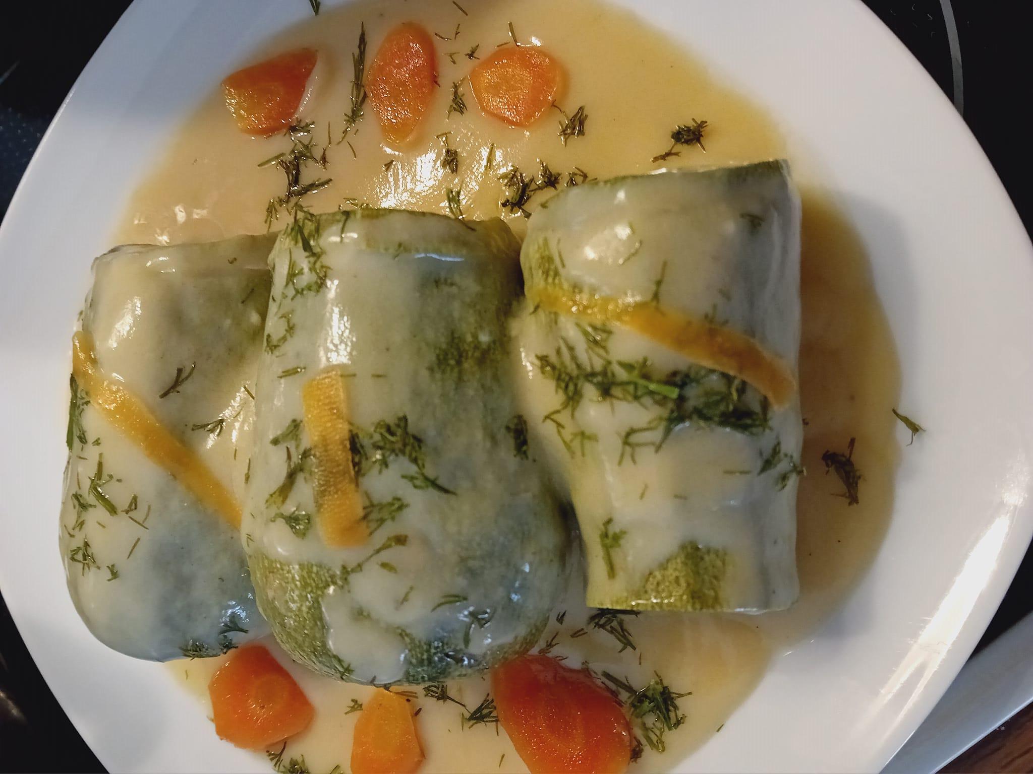 Κολοκυθάκια γεμιστά με σάλτσα