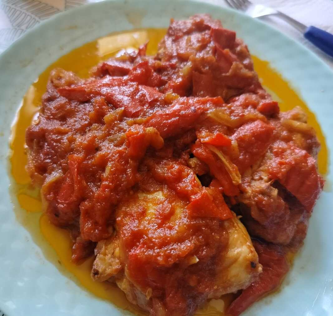 Κοτόπουλο σε σάλτσα ντομάτες με πιπεριές