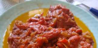 Κοτόπουλο σε σάλτσα ντομάτες με πιπεριές