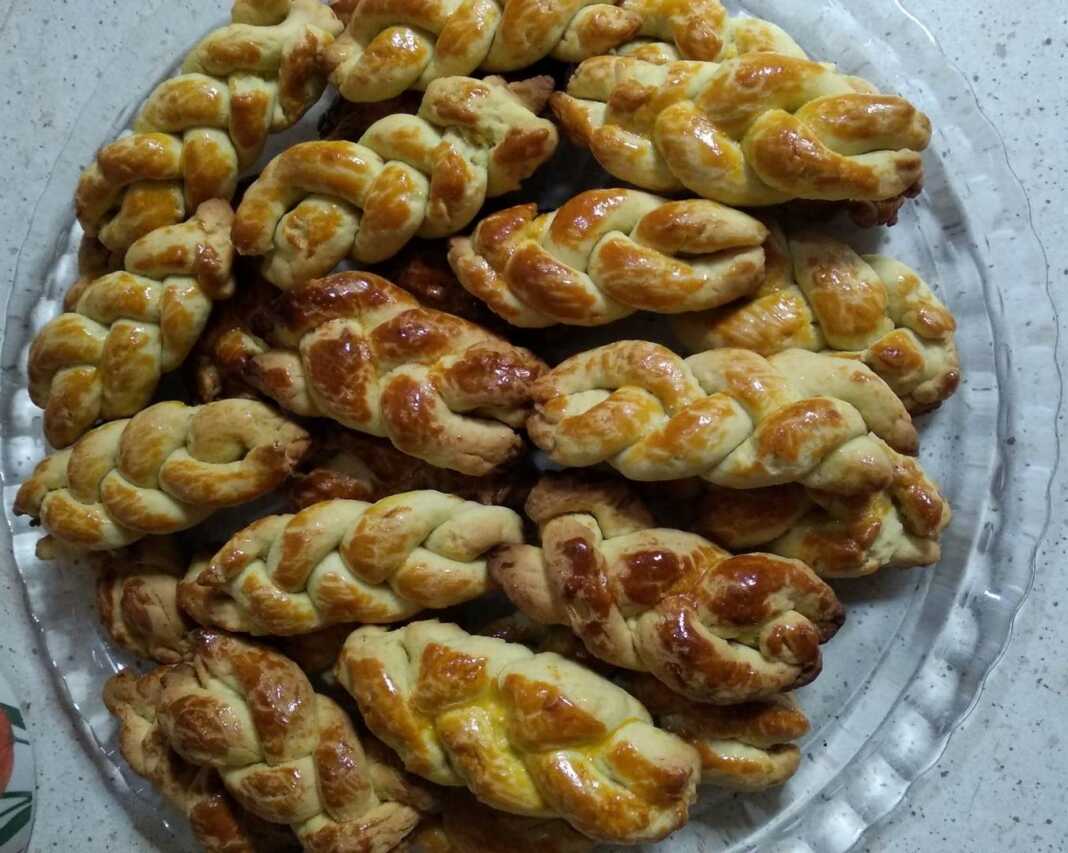 koulourakia portokaliou Πιάτο γεμάτο με αφράτα κουλουράκια πορτοκαλιού, με χρυσαφένια επικάλυψη από κρόκο αυγού.