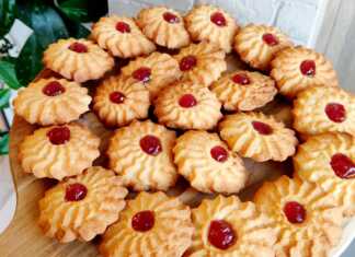 Σειρές από ροζέτες μπισκότων βουτύρου πάνω σε λαδόκολλα διακοσμημένες με σοκολάτα ή μαρμελάδα