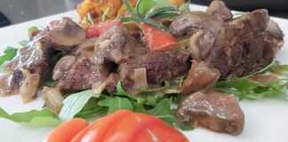 Μπριζόλες λαιμού με σάλτσα μανιταριών