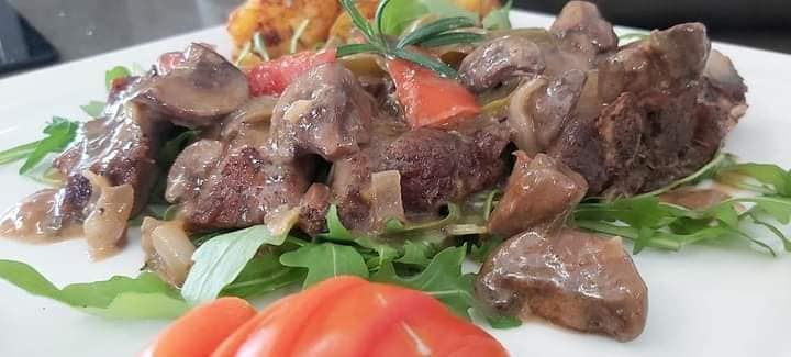 Μπριζόλες λαιμού με σάλτσα μανιταριών