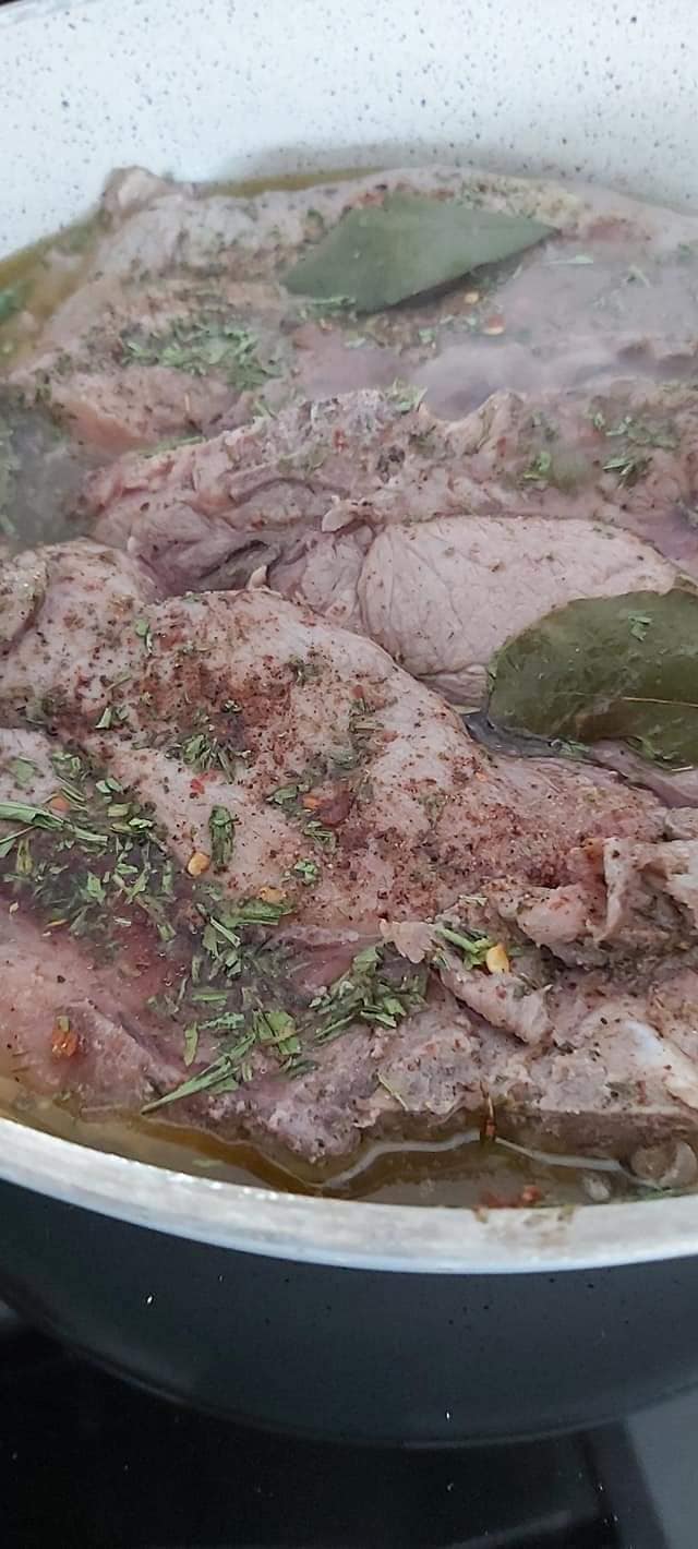 Μπριζόλες λαιμού με σάλτσα μανιταριών