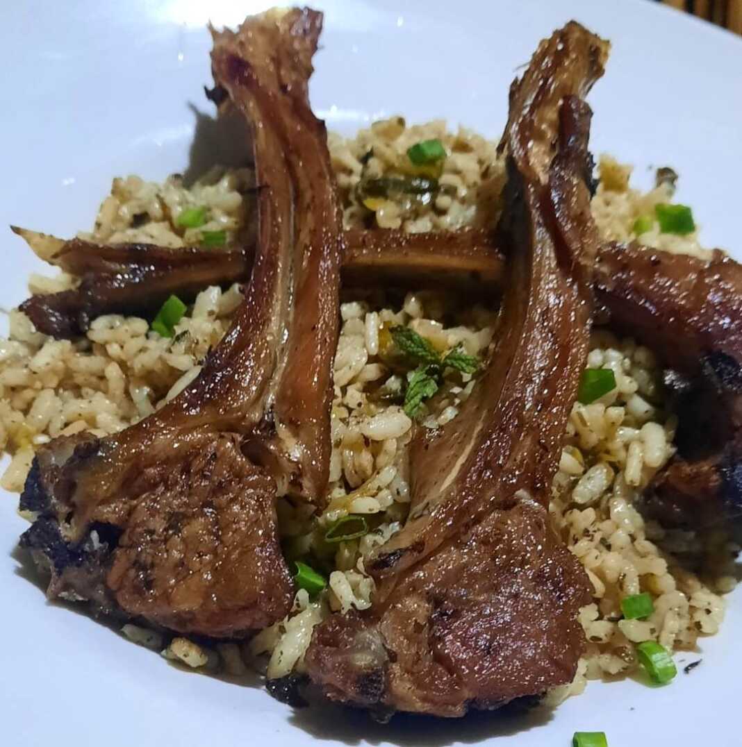 Παϊδάκια με ρύζι στο φούρνο 