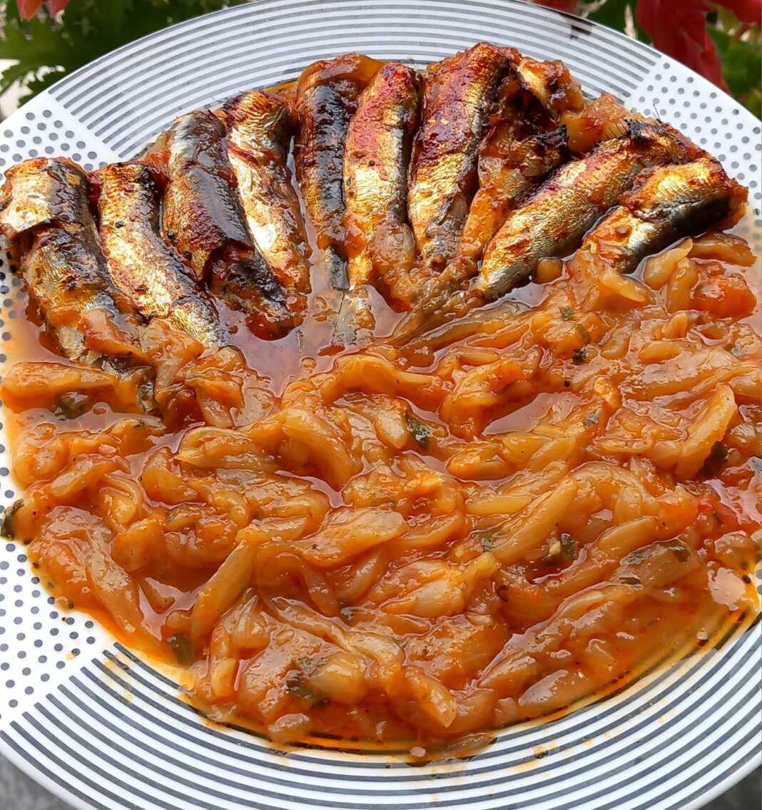 Σαρδέλες με κρεμμύδια στον φούρνο