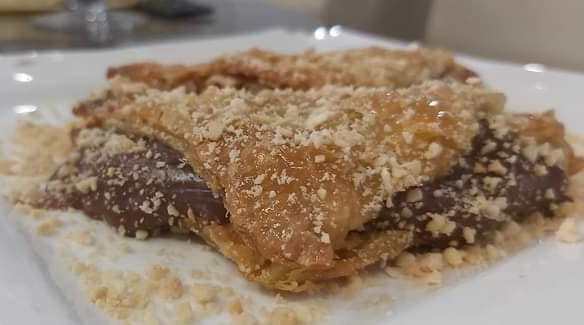 Σφολιατίνια μαντηλάκια με κρέμα σοκολάτας σιροπιαστά