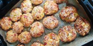 Οι ψημένες **Τυρομπαλίτσες Πίτσας** σε πιατέλα, πασπαλισμένες με σουσάμι