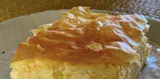 Τυρόπιτα με μπεσαμέλ και φέτα κατσικίσια αφρός Τυρόπιτα με μπεσαμέλ