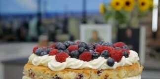 Κέικ λεμονιού με φρούτα του δάσους