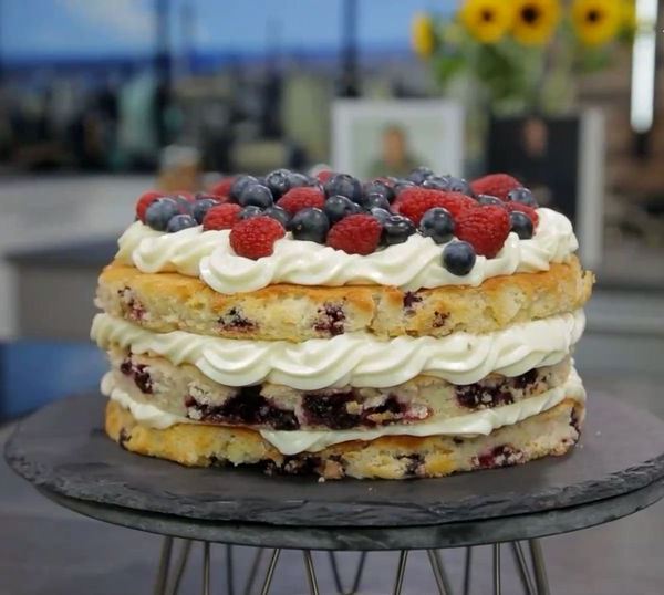 torta lemoniou Κέικ λεμονιού με φρούτα του δάσους