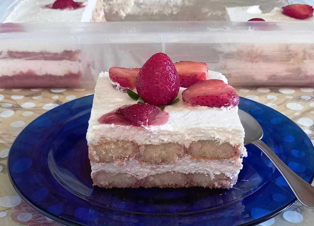 tortaFraoula0 γλυκό ψυγείου με φράουλες