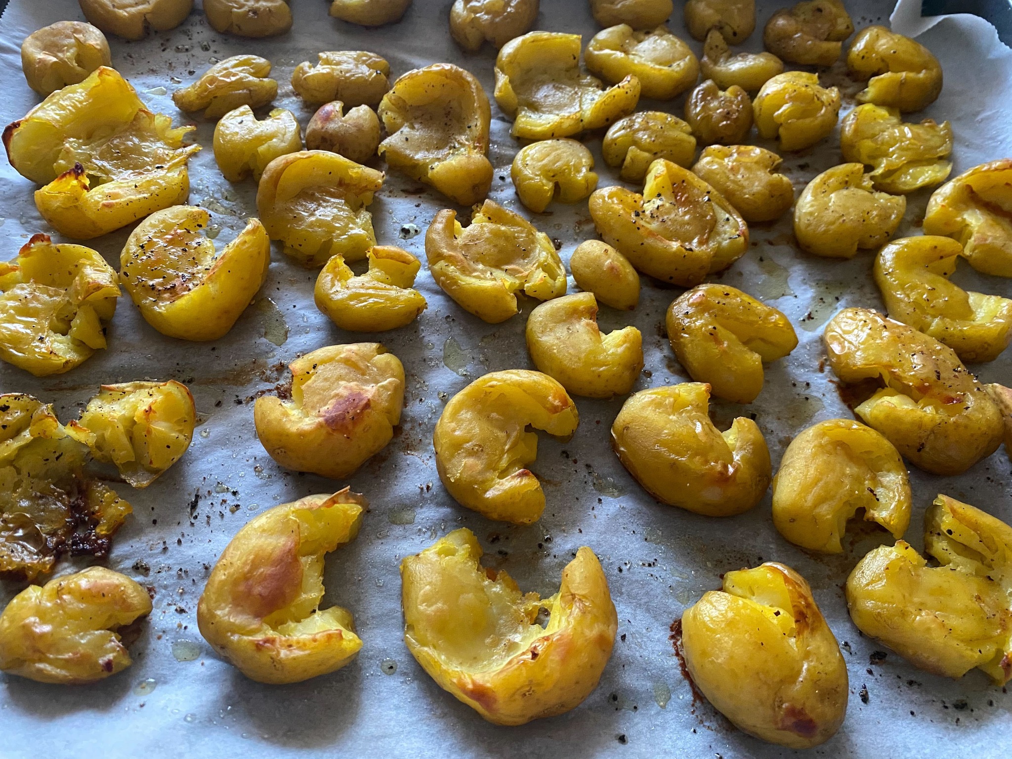 Τσακιστές πατάτες με σάλτσα σκόρδου