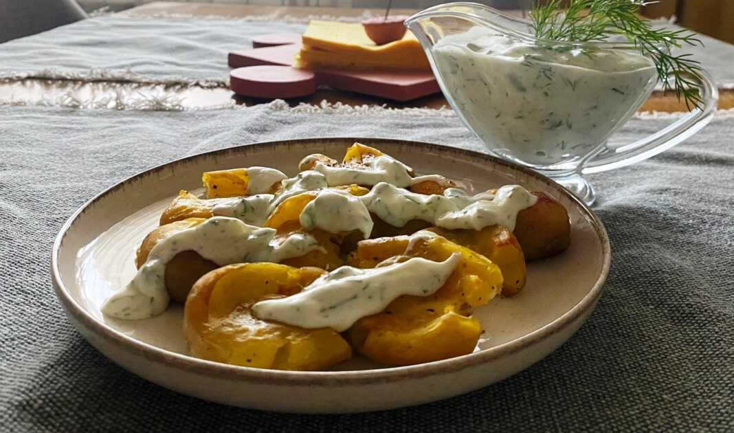 tsakistes patates me saltsa skordou0 Τσακιστές πατάτες με σάλτσα σκόρδου