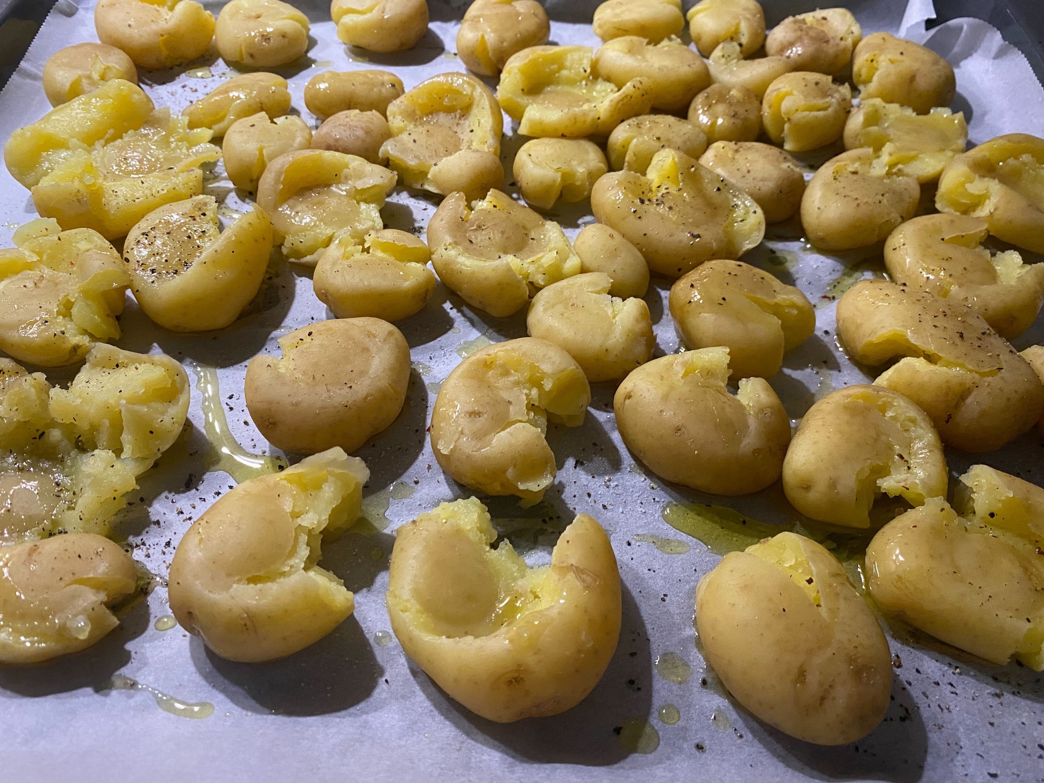 Τσακιστές πατάτες με σάλτσα σκόρδου