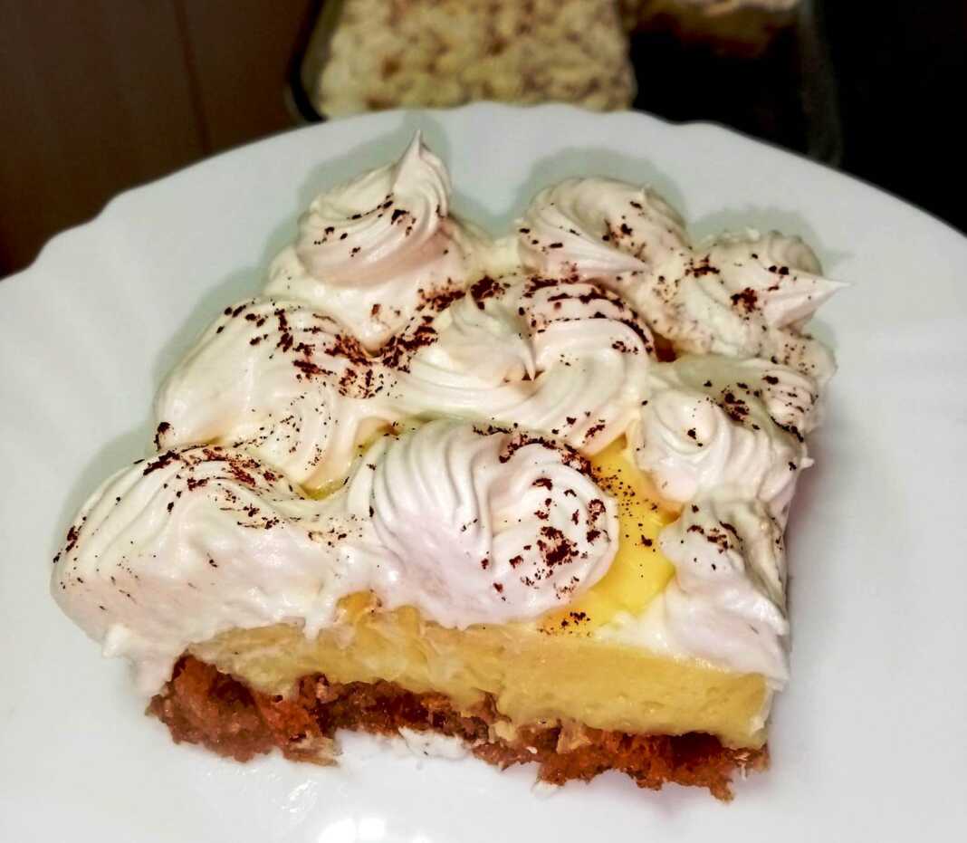 γλυκό ψυγείου με φρυγανιές, κρέμα και σαντιγί