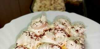 γλυκό ψυγείου με φρυγανιές, κρέμα και σαντιγί