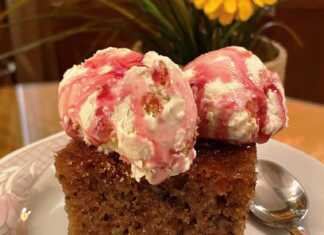 κάρυδοπιτα με παγωτό