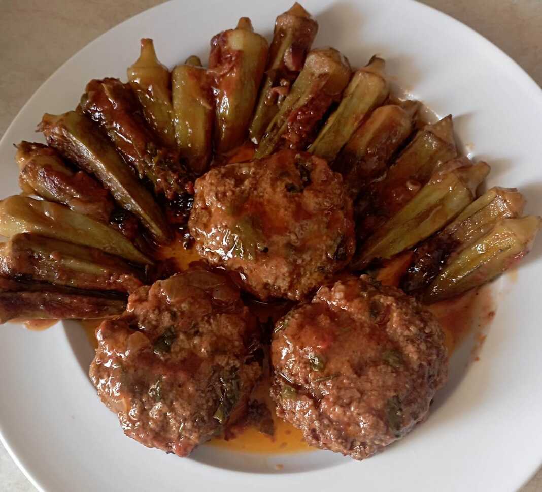 Μπάμιες με κεφτέδες στον φούρνο