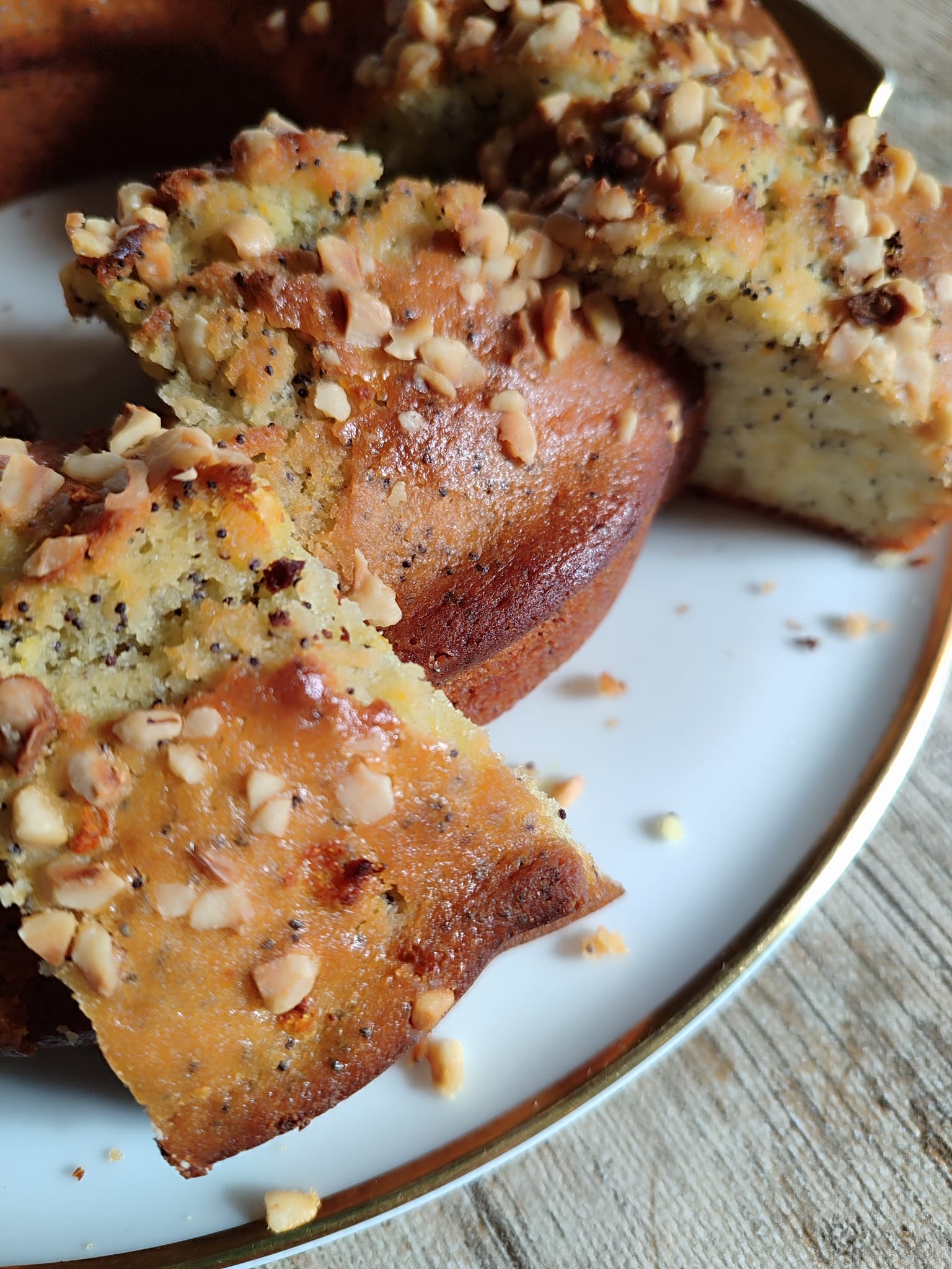 κέικ πορτοκαλιού με φουντούκια.