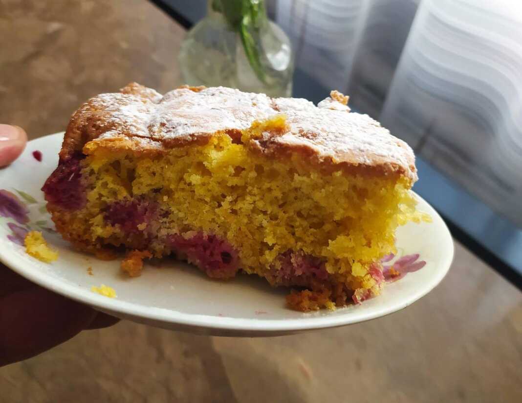 Κέικ με σμέουρα ή φράουλες ή κεράσια