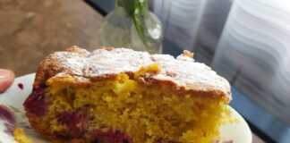 Κέικ με σμέουρα ή φράουλες ή κεράσια