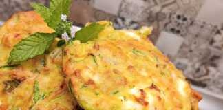 Ένα πιάτο γεμάτο με χρυσαφένιους, στρογγυλούς κολοκυθοκεφτέδες, φρεσκοψημένους, πάνω σε λαδόκολλα.