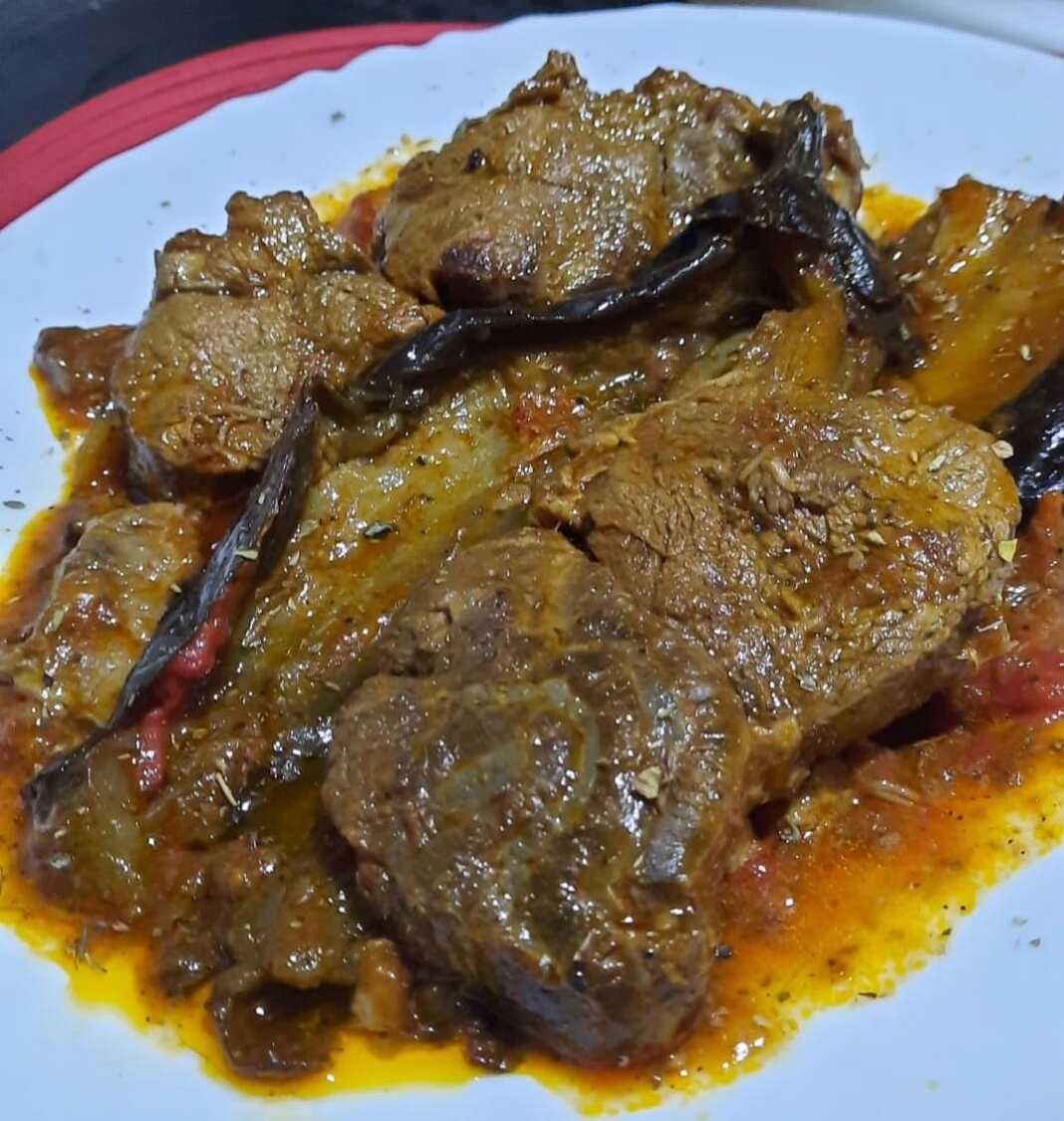 kreasMelitzanes Μοσχάρι Κοκκινιστό με Μελιτζάνες