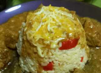 Ζουμερές μπουκιές μοσχαριού με πυκνή λεμονάτη σάλτσα δίπλα σε κίτρινο πιλάφι με ροδέλες κόκκινης πιπεριάς